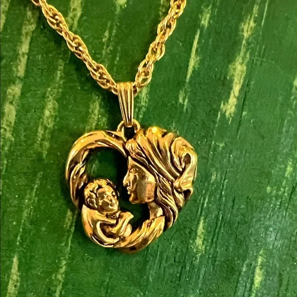 Avon Gold Pendant Necklace - Picture 2 of 6